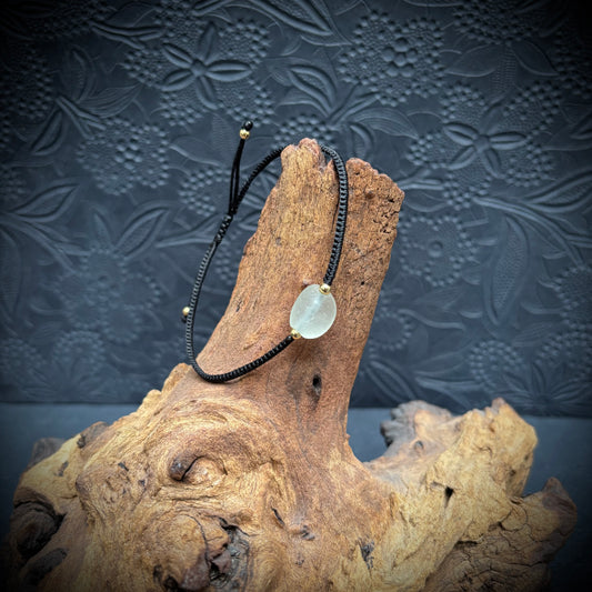 Makramee Armband - weißes Seaham Seaglass - Goldfilled