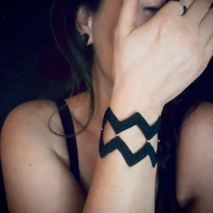 Macrame Bracelet "Frequency - I" 585 Gold