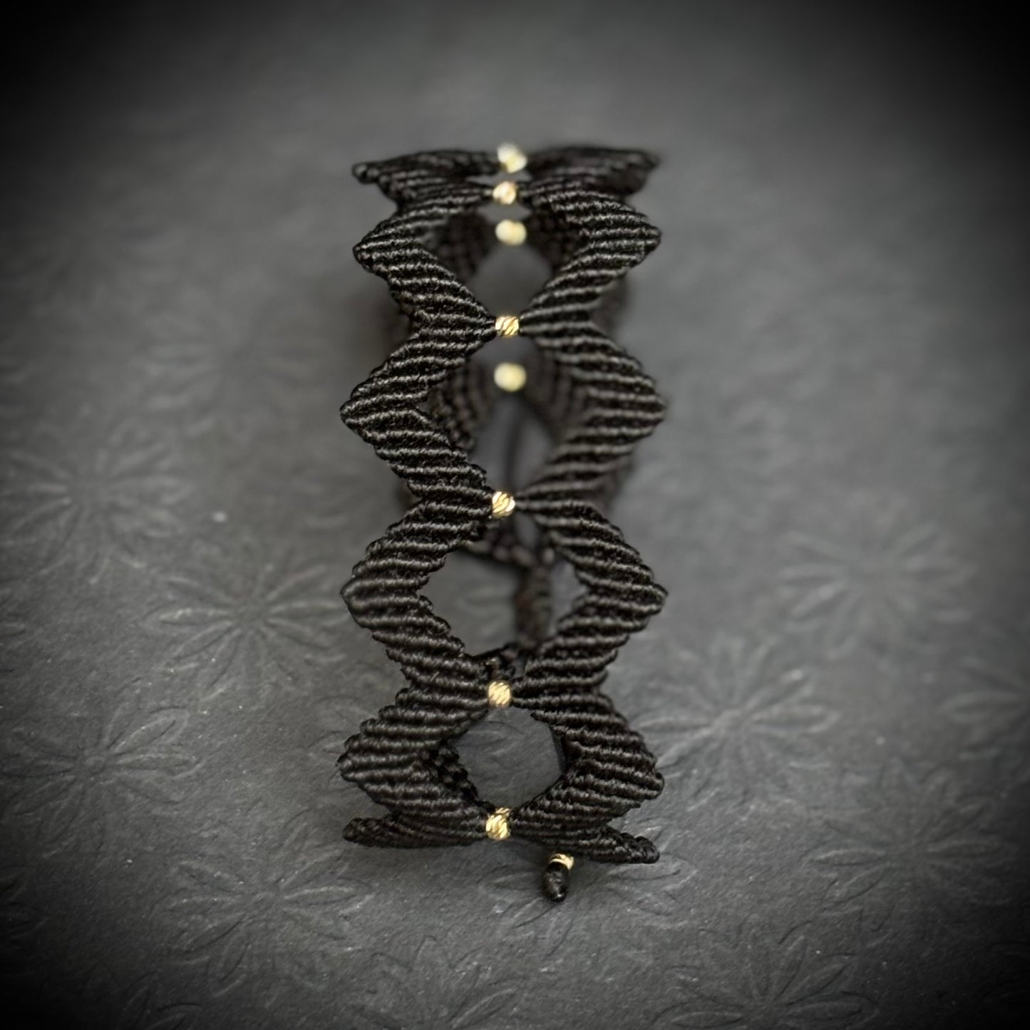 Macrame Bracelet "Frequency - II" 585 Gold